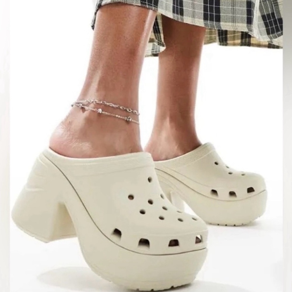 NWT Siren Clog Crocs in Color Bone 10